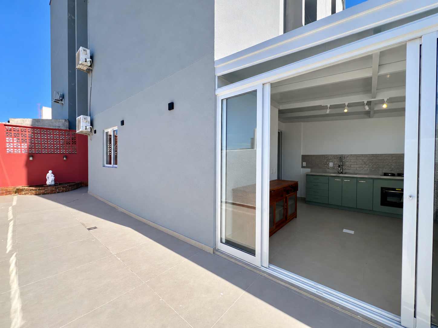 Terraço com portas de vidro para a cozinha gourmet