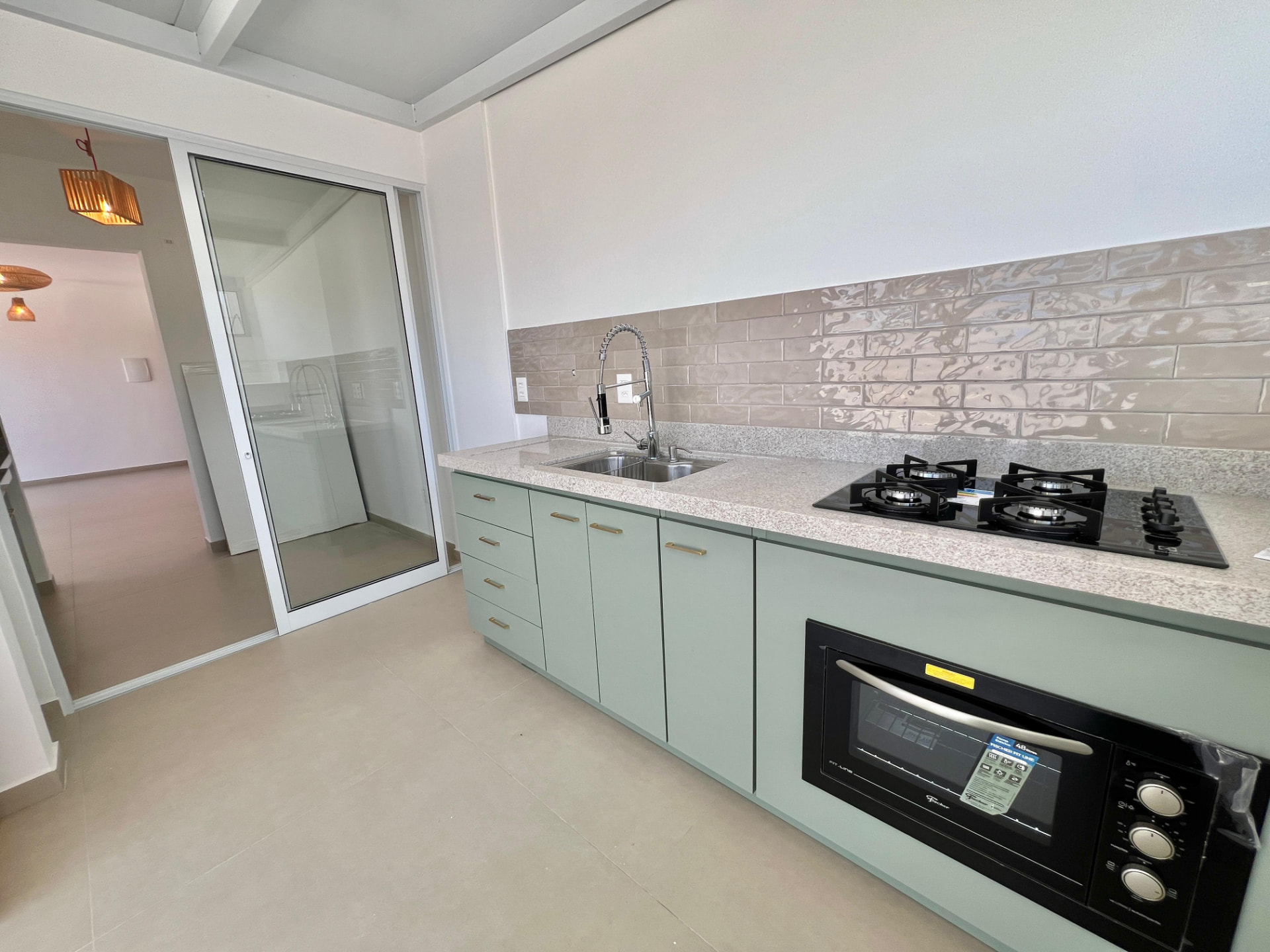 Cozinha com cooktop e forno embutido