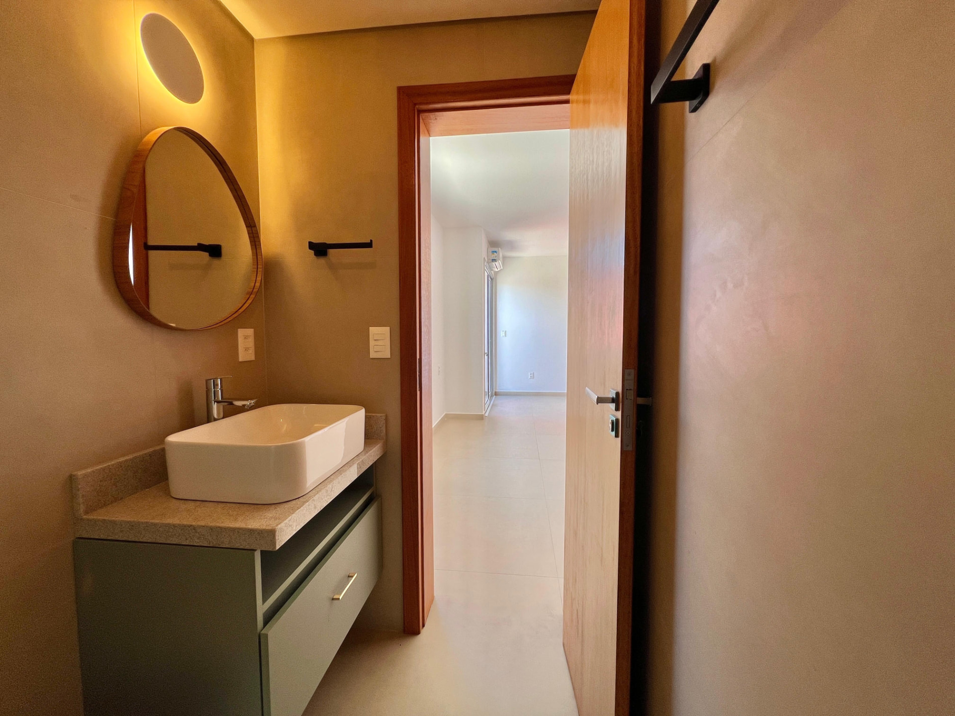Lavabo com bancada em granito