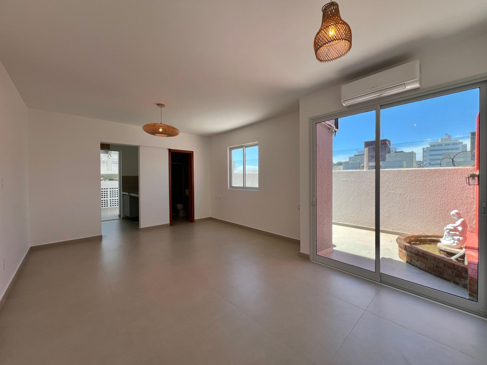 Sala com porta de vidro para o garden